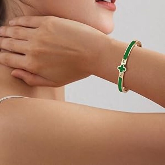 Neiman Marcus Emerald Green 18K Gold Plated Clover Clic Clac Bracelet - Picture 3 of 4